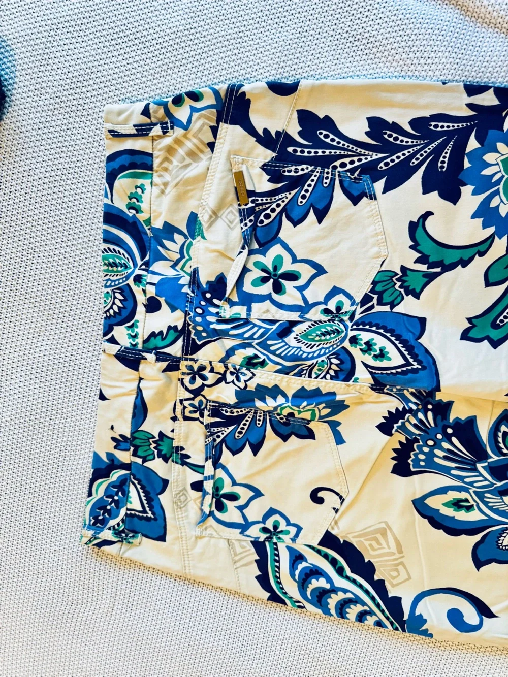 CHICO’S So Lifting Crop Cream & Blue Paisley Floral Cropped Straight-Leg Pants